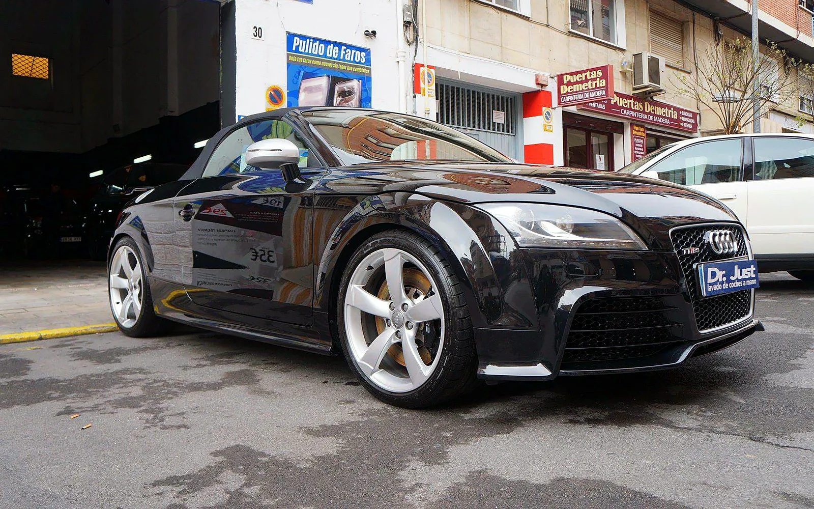 Detailing Audi TT RS Roadster: pulido en dos fases y cera 1 Audi TT RS Roadster negro en tres cuartos delantero tras el detailing y el pulido
