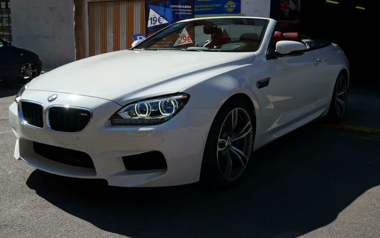 BMW M6 Cabrio blanco en tres cuartos delantero tras el detailing completo y el cerámico