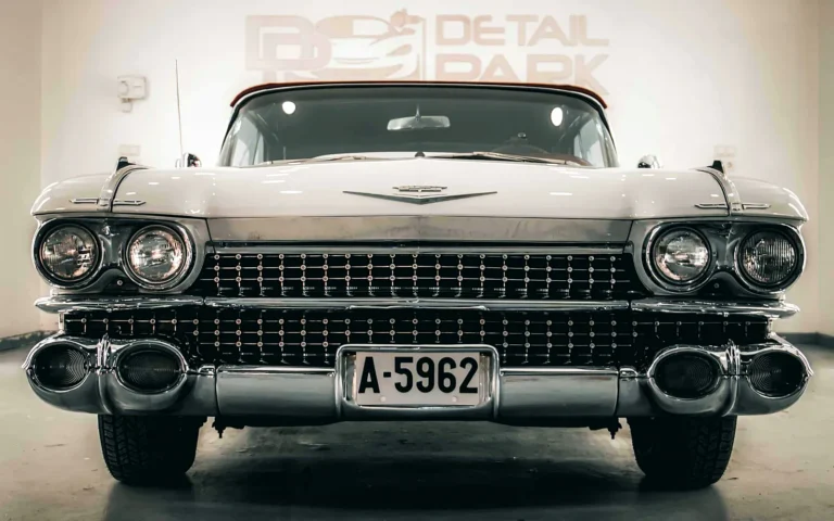 Cadillac DeVille 1959 blanco visto de frente, con su parrilla cromada y los cuatro faros redondos
