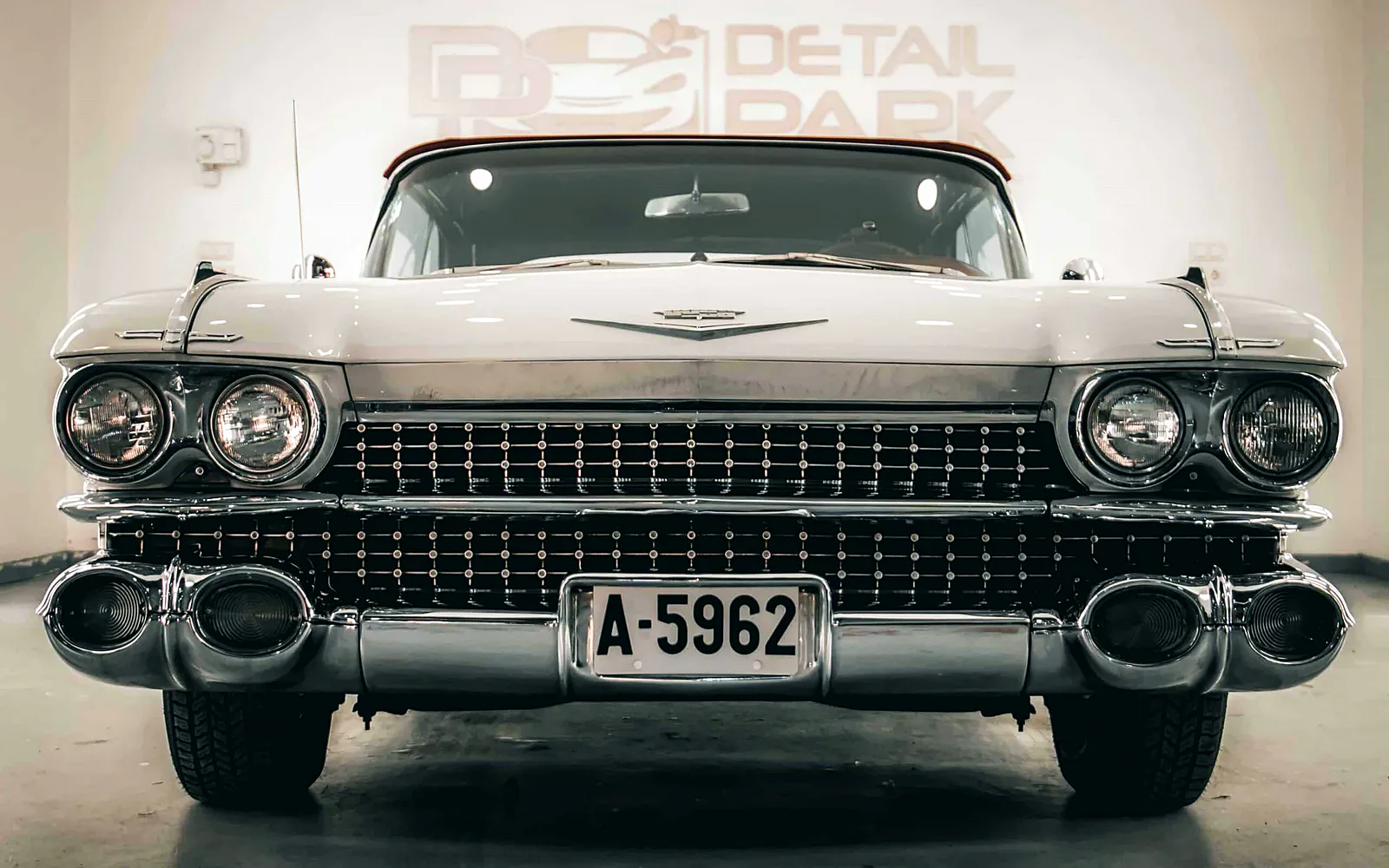 Cadillac DeVille 1959: corrección de pintura y tratamiento cerámico 1 Cadillac DeVille 1959 blanco visto de frente, con su parrilla cromada y los cuatro faros redondos