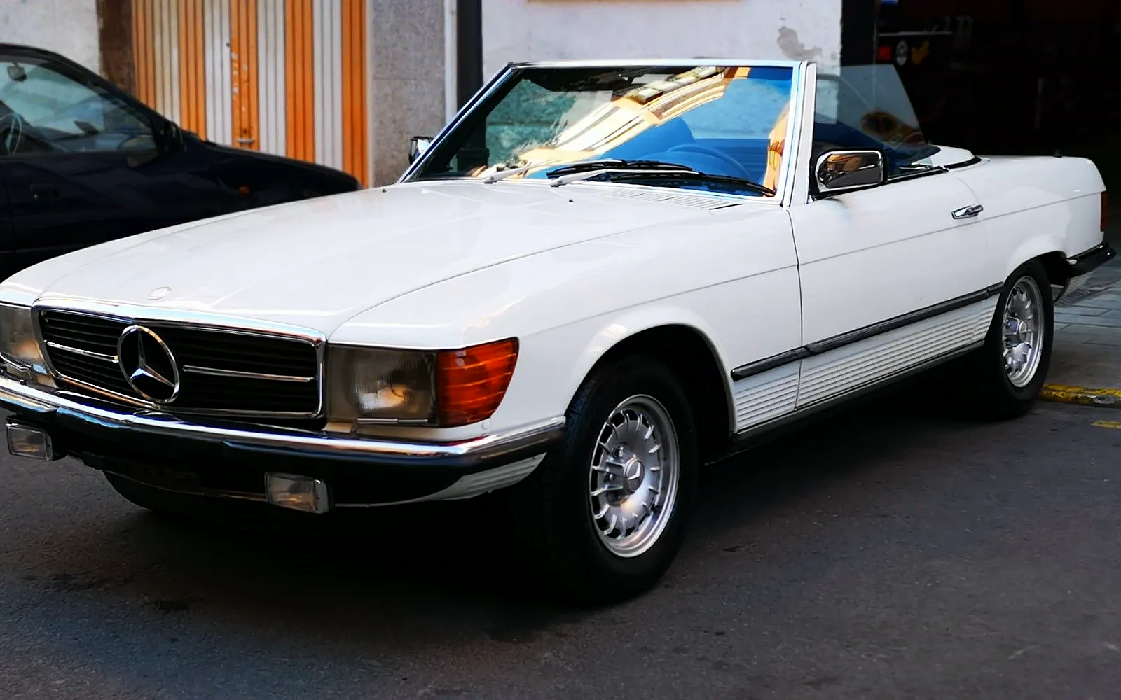 Detailing de coche clásico: Mercedes 450 SL con Swissvax Onyx 1 Detailing de coche clásico: Mercedes 450 SL blanco descapotable después del pulido y la cera