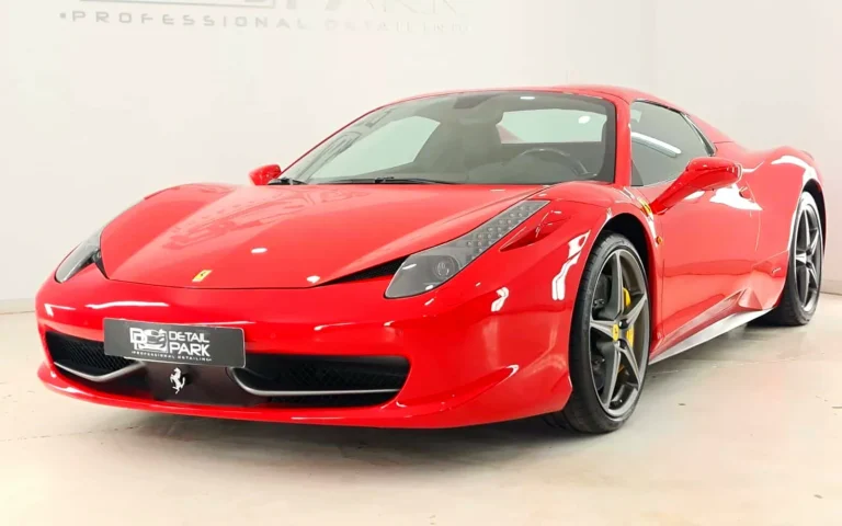 Detailing Ferrari 458 Spider rojo terminado, visto de tres cuartos delantero en nuestro estudio