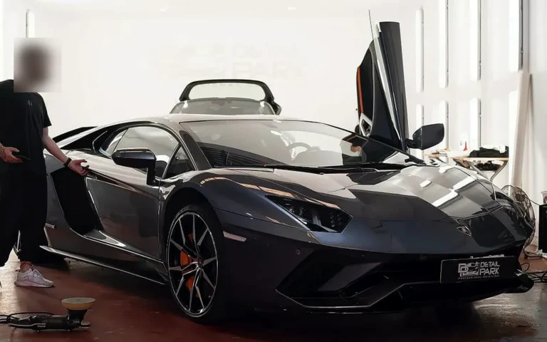 Tratamiento cerámico en un Lamborghini Aventador S Roadster gris oscuro con la puerta de tijera abierta