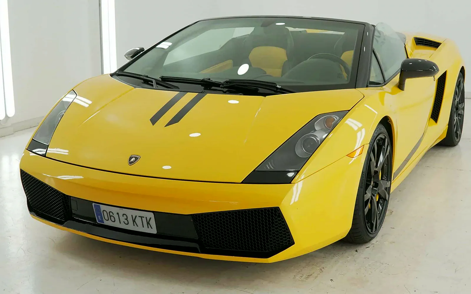 Detailing Lamborghini Gallardo: carnauba, tapicería y Alcántara 1 Detailing Lamborghini Gallardo Spyder amarillo terminado, visto de tres cuartos delantero