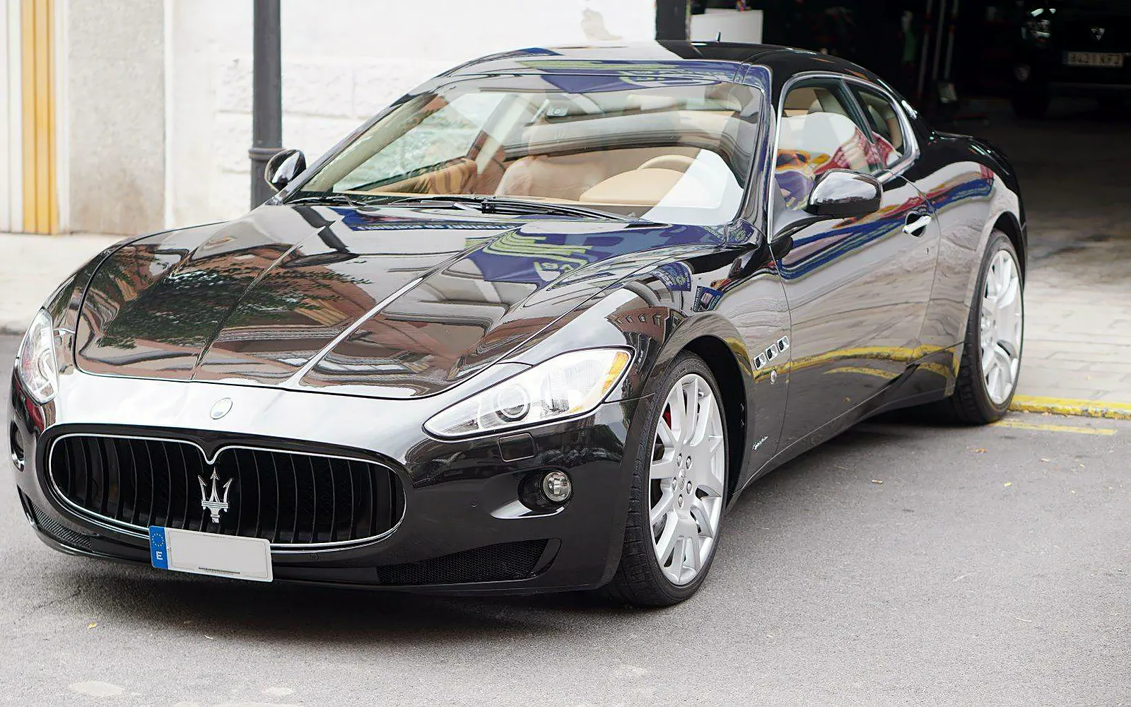 Detailing Maserati GranTurismo: pulido, motor y cerámico cQuartz 1 Detailing Maserati GranTurismo negro en tres cuartos delantero con la pintura pulida y tratada