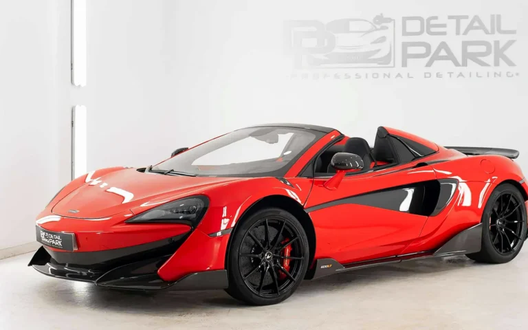 Detailing McLaren 600LT Spider rojo terminado, visto de tres cuartos delantero en el estudio