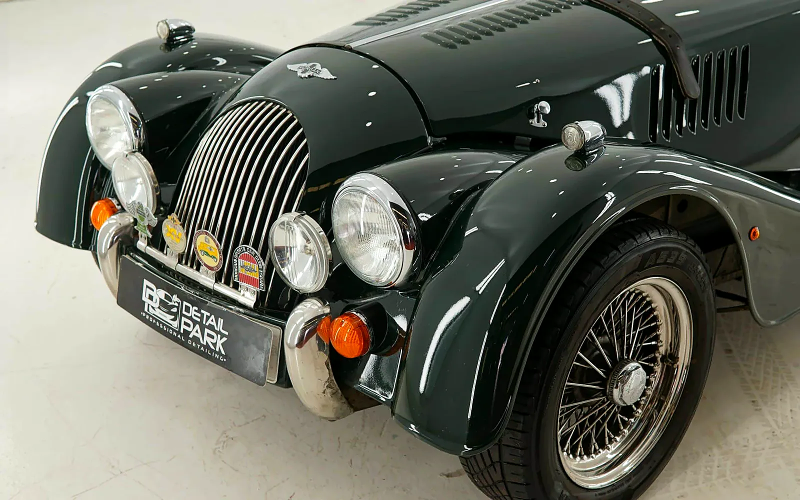 Detailing Morgan: así cuidamos un clásico británico artesanal 1 Detailing Morgan: frontal del clásico británico verde con parrilla cromada, faros redondos y llantas de radios