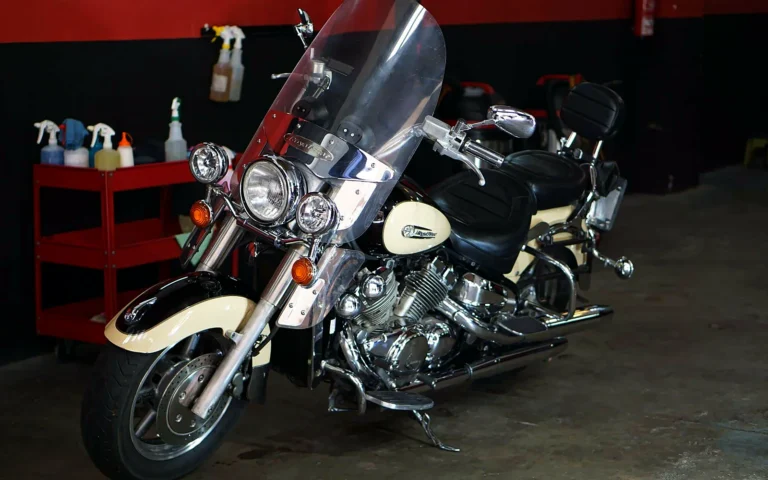 Yamaha Royal Star crema y negra en el taller tras el detailing y el pulido de cromados