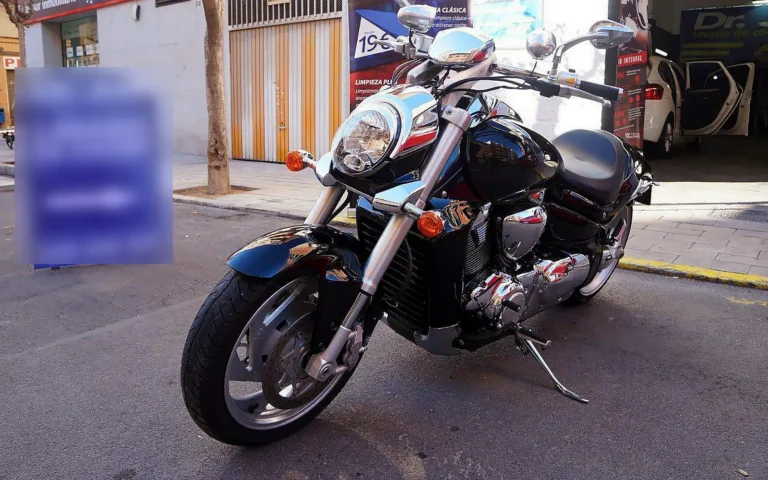 Suzuki Intruder M1800 negra en tres cuartos delantero tras el detailing y el pulido