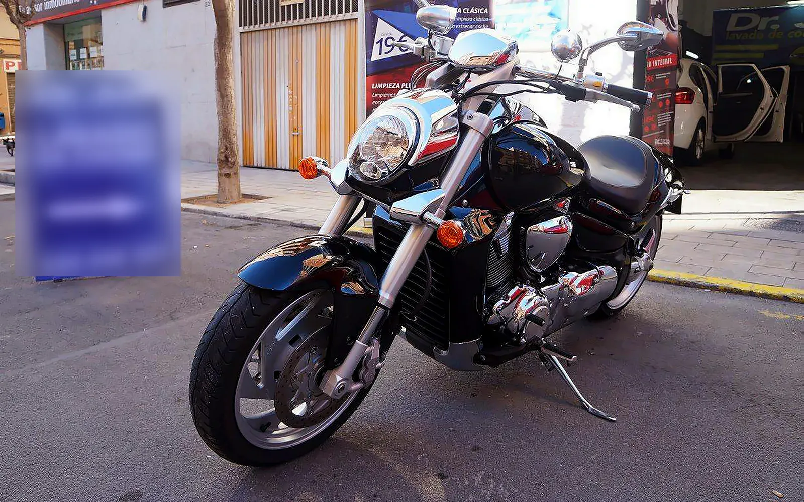 Detailing Suzuki Intruder M1800: depósito pulido y cromados 1 Suzuki Intruder M1800 negra en tres cuartos delantero tras el detailing y el pulido