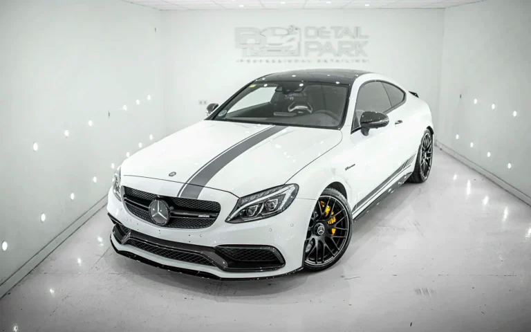 PPF Mercedes C63: coupé blanco en tres cuartos delantero con la franja de vinilo