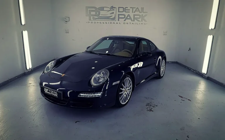 Detailing Porsche 911 Carrera 4 terminado: el coupé azul oscuro en nuestra cabina de luz