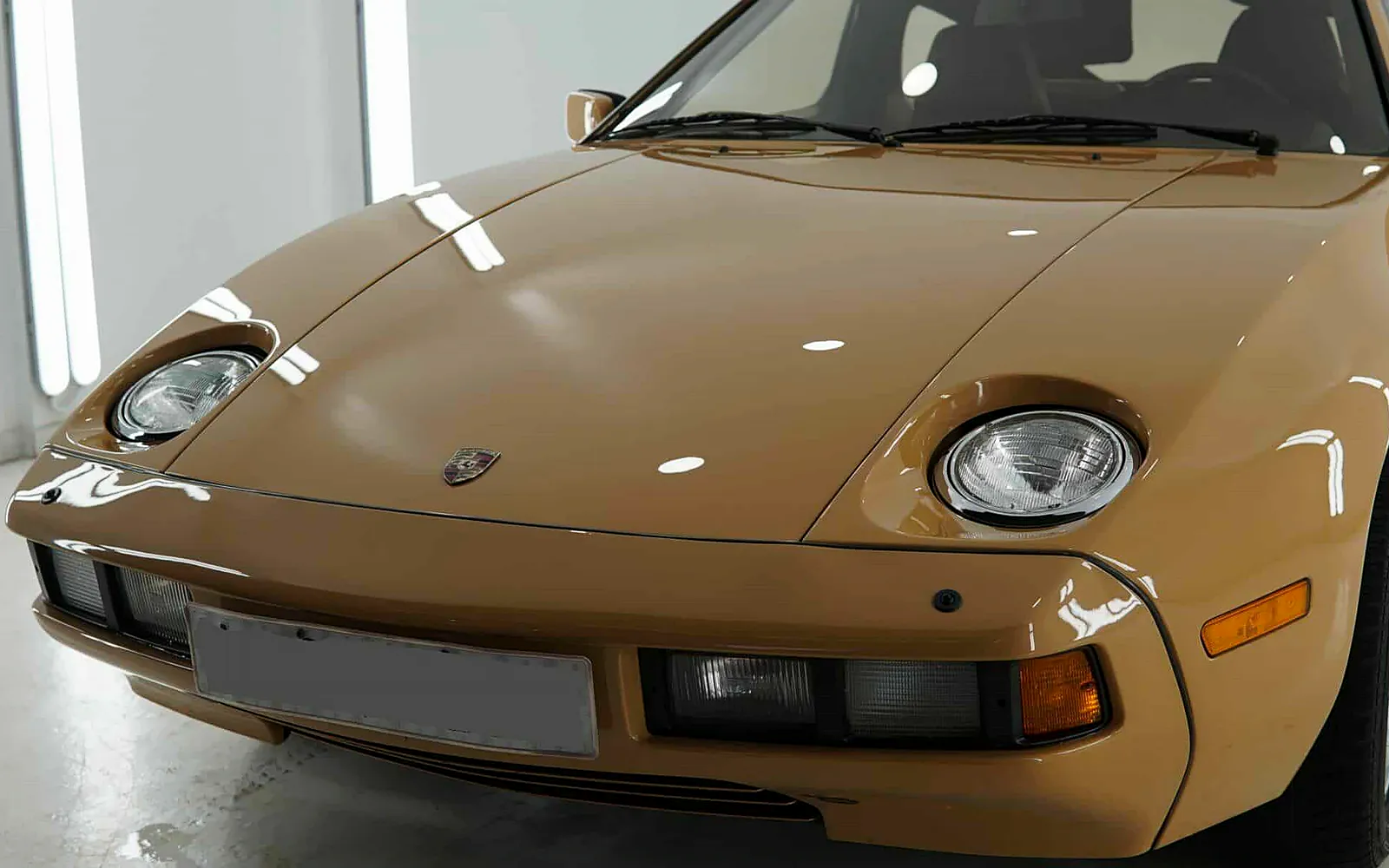 Detailing Porsche 928: lavado, pulido, cera e interior a fondo 1 Detailing Porsche 928 beige: frontal con los faros y el capó recién pulidos y encerados