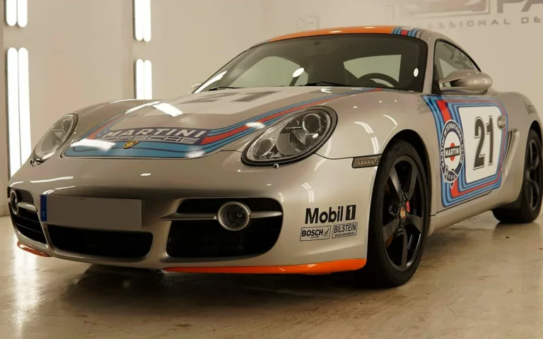 Porsche Martini: Cayman plata con la decoración Martini Racing y el dorsal 21 tras la limpieza detail