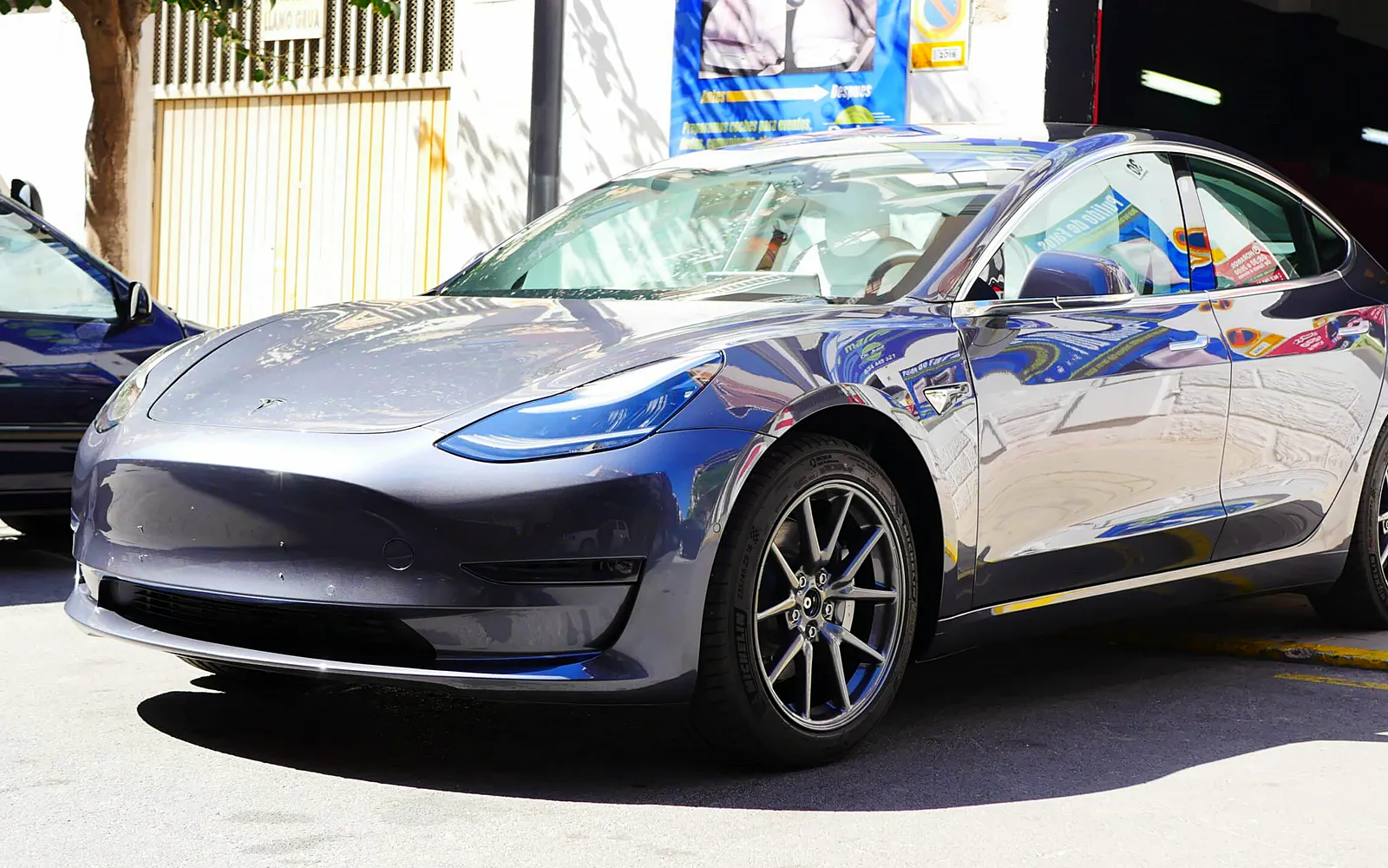 Detailing Tesla Model 3: pulido y cerámico para un coche nuevo 1 Detailing Tesla Model 3 gris en tres cuartos delantero tras el pulido y el tratamiento cerámico