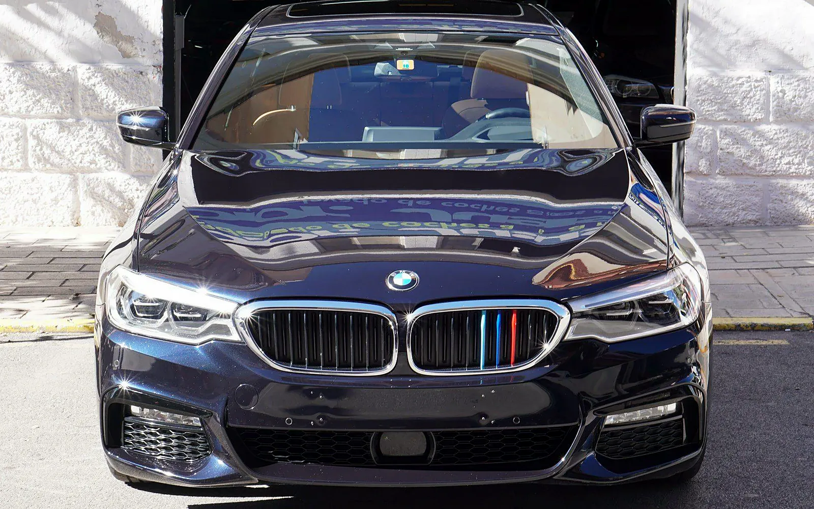 Detallado de BMW: pulido y tratamiento cerámico cQuartz UK 1 Detallado de BMW: frontal de la berlina azul oscuro con el capó pulido y tratado con cerámico