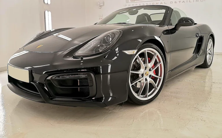 Detallado Porsche Boxster GTS negro en tres cuartos delantero en nuestro taller de Alicante