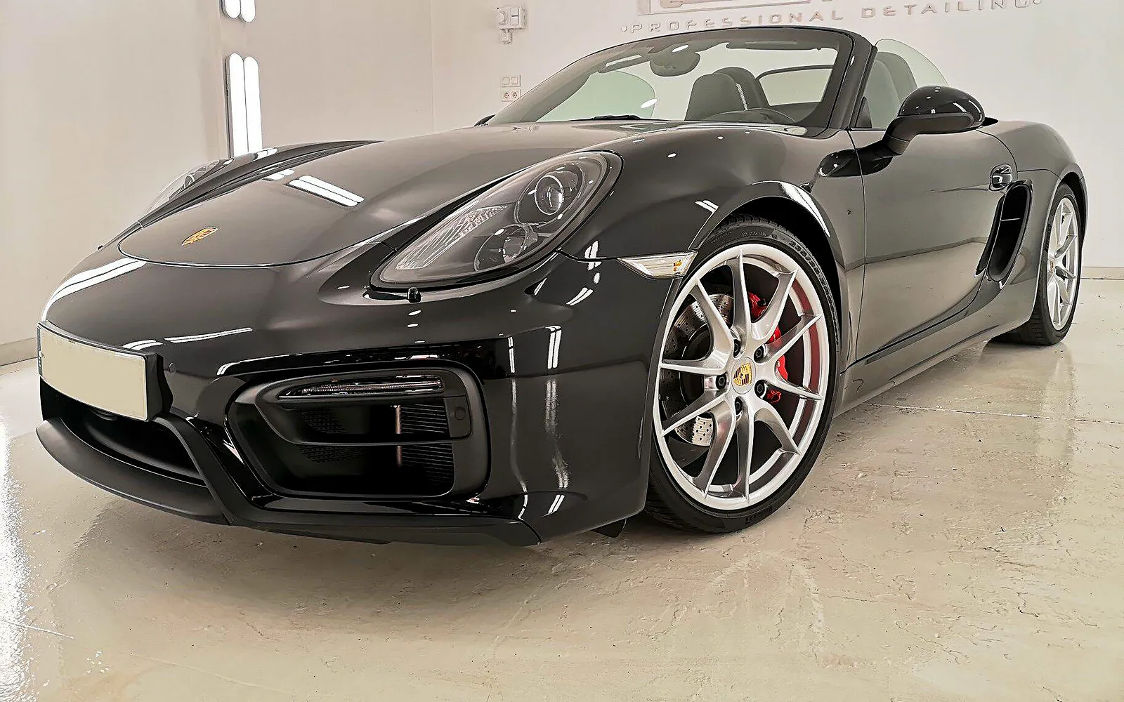 Detallado Porsche Boxster GTS: corrección de pintura y carnauba 1 Detallado Porsche Boxster GTS negro en tres cuartos delantero en nuestro taller de Alicante