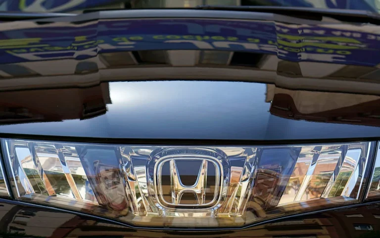 Corrección de pintura del Honda Civic: detalle de la parrilla y el capó con reflejos nítidos