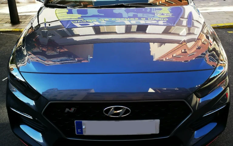 Frontal del Hyundai i30N gris con el cerámico con el que grabamos su efecto hidrofóbico