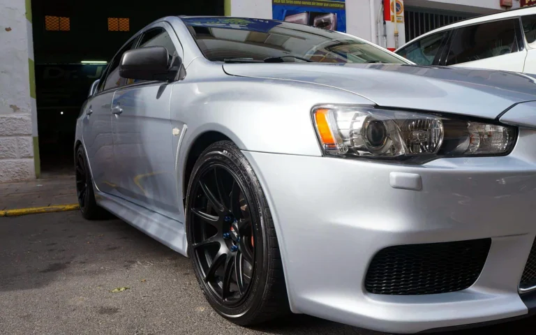 Encerado del Mitsubishi Lancer Evolution X plata, en tres cuartos delantero con llantas negras