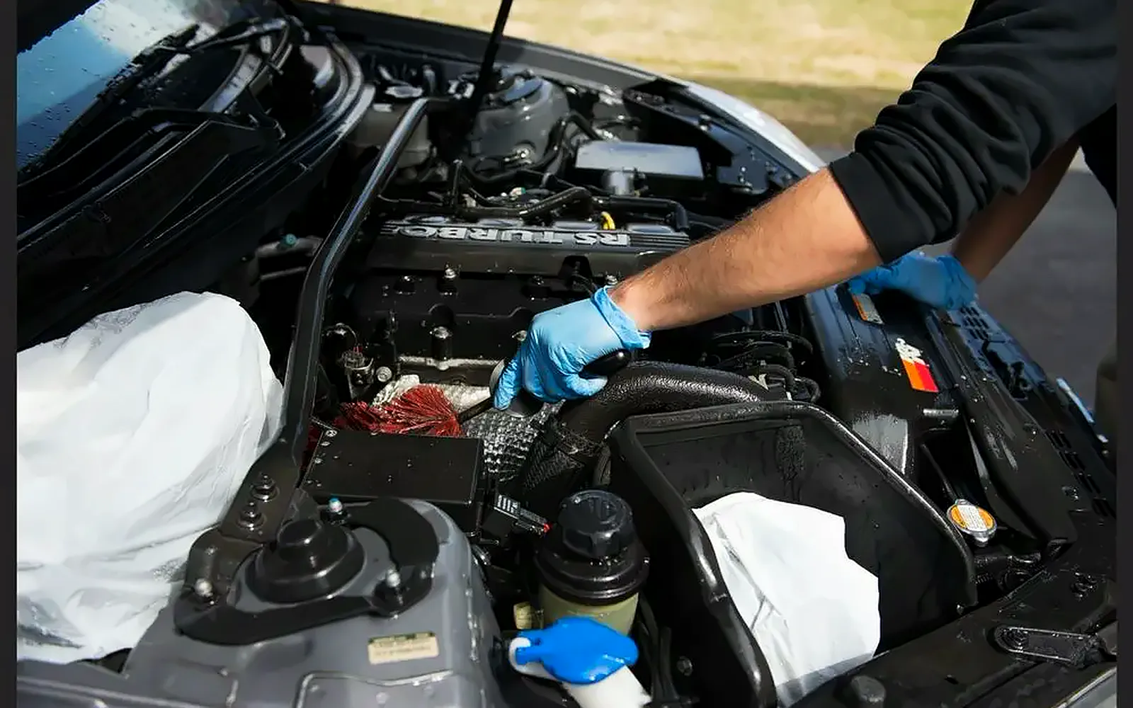 ¿Es bueno limpiar el motor del coche? Riesgos y cómo hacerlo bien 1 Es bueno limpiar el motor del coche si se protege lo eléctrico: vano motor con zonas tapadas con bolsas
