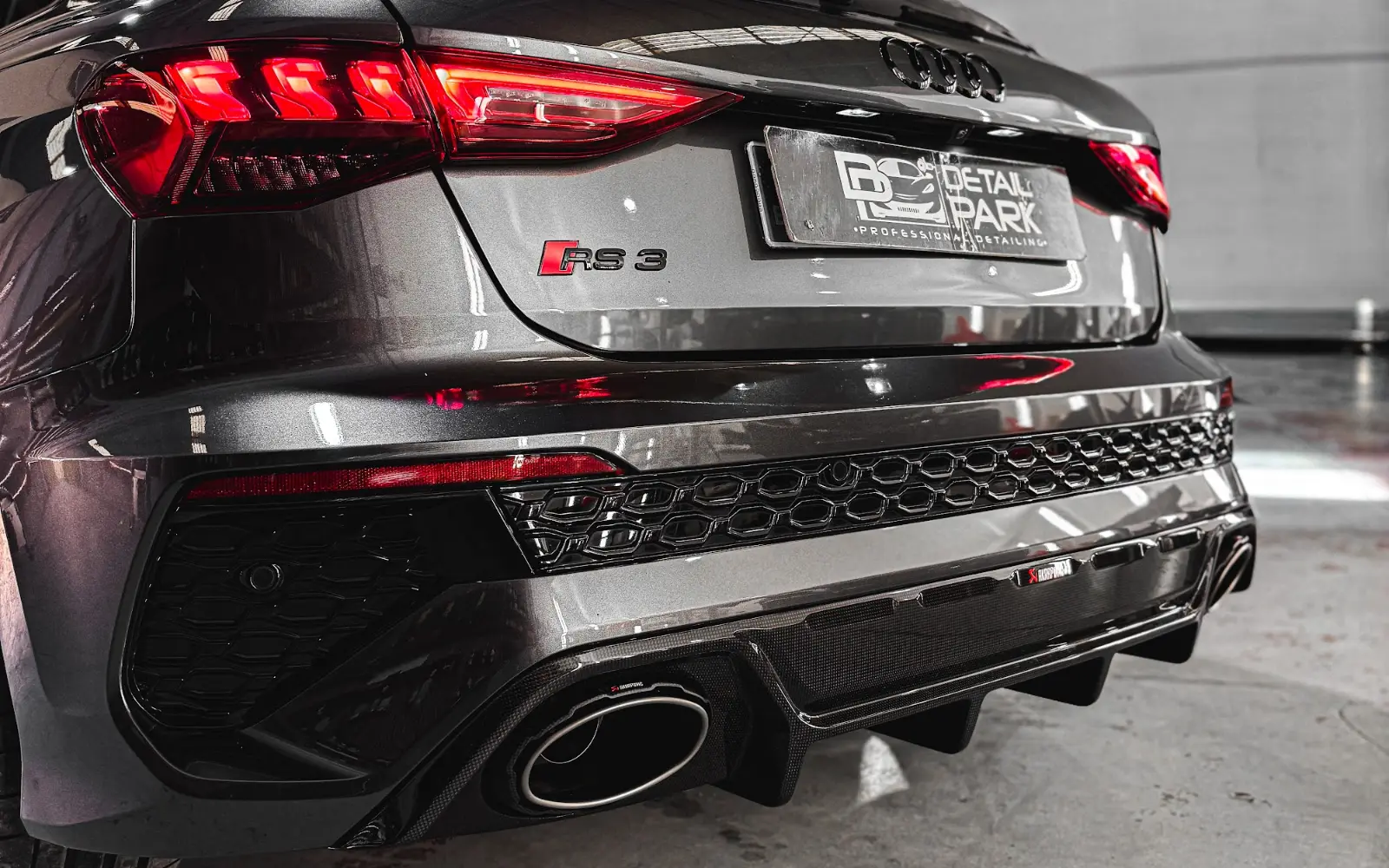 Escape Akrapovič Audi RS3: instalación completa en Alicante 1 Escape Akrapovič Audi RS3 Sportback: trasera con difusor y salidas de carbono