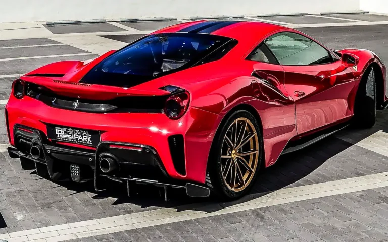 PPF Ferrari 488 Pista: tres cuartos trasero del Ferrari rojo con franjas y llantas doradas