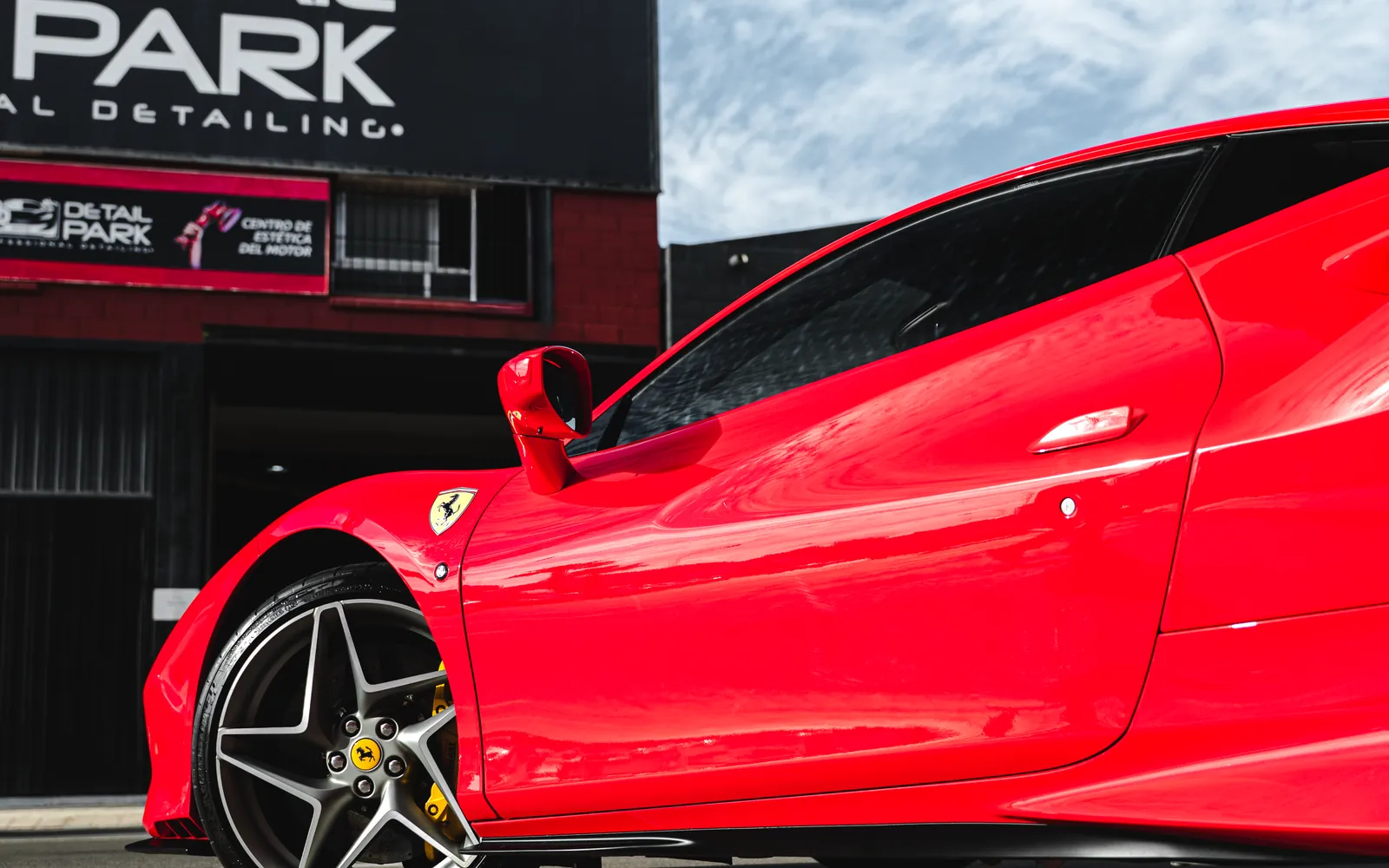 Ferrari F8 Tributo: tratamiento cerámico y cómo cuidarlo 1 Ferrari F8 Tributo rojo con tratamiento cerámico frente a Detail Park, Alicante