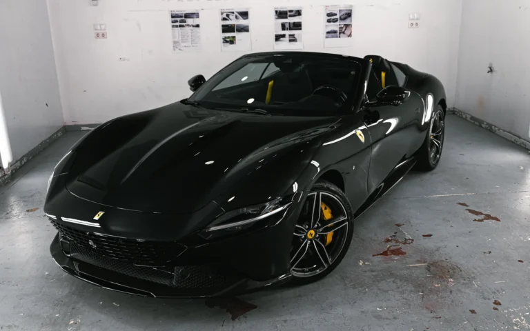 Ferrari Roma Spider negro con cinturones de seguridad amarillos y full PPF STEK DYNOshield en Detail Park Alicante