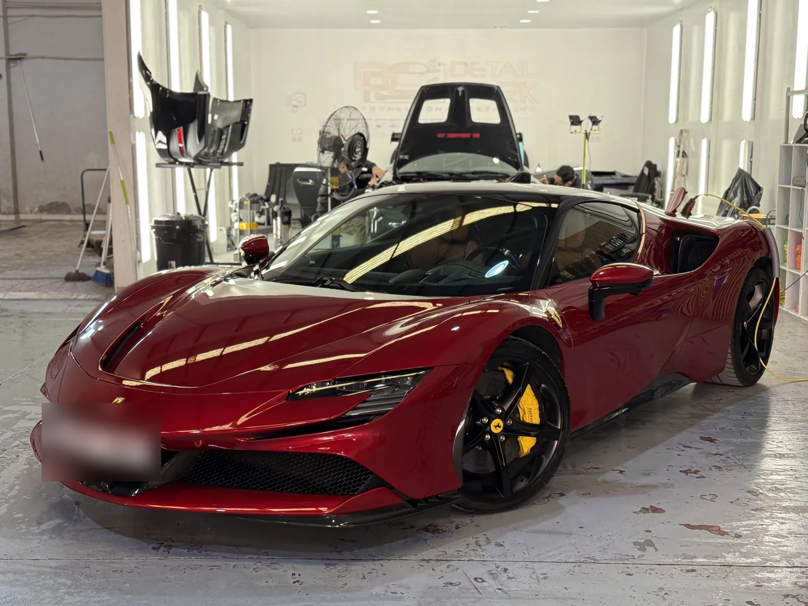 Ferrari SF90 Stradale: tratamiento cerámico completo 8 Ferrari SF90 Stradale en la cabina de Detail Park tras el tratamiento cerámico