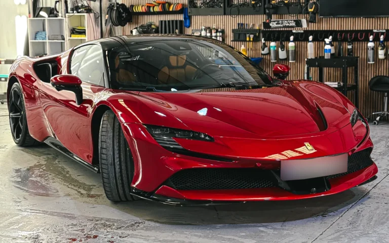Ferrari SF90 Stradale preparado en el taller de Detail Park