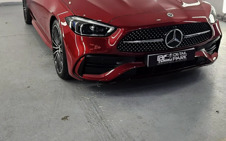 Mercedes Clase C rojo en nuestro estudio tras reparar el paragolpes e instalar el PPF frontal
