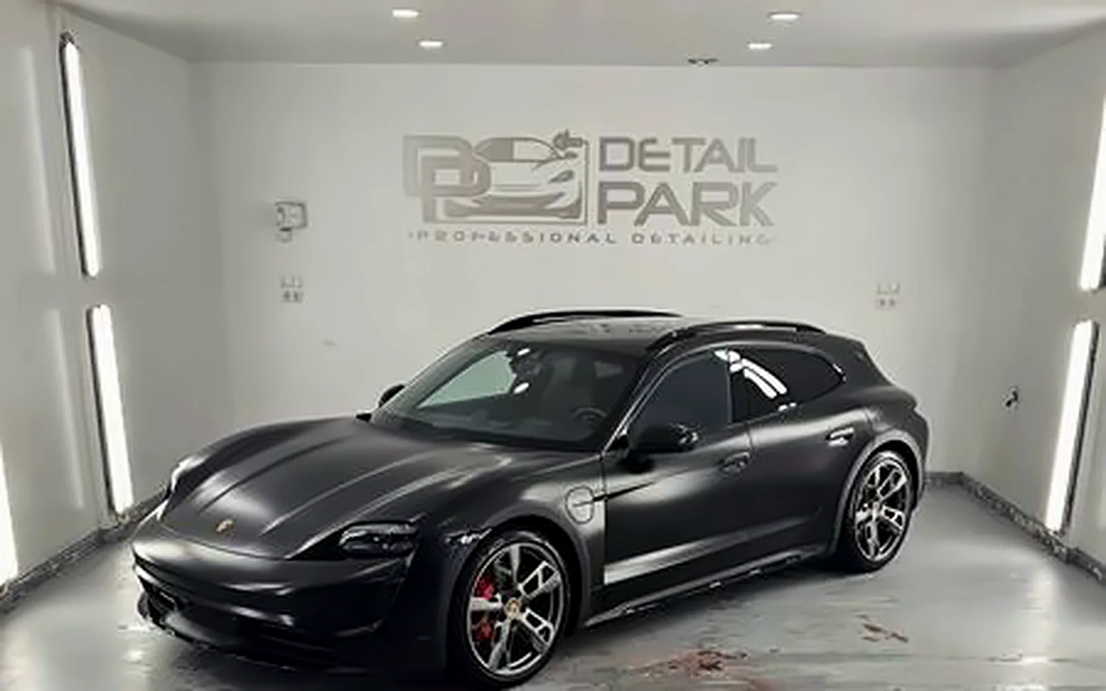 Vinilado Porsche Taycan en negro satinado: full wrap Satin Black 1 Vinilado Porsche Taycan Cross Turismo en negro satinado terminado en la cabina del taller