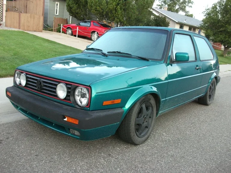 El Equipo 9 Volkswagen Golf MK2 GTI verde aparcado en la calle, como el primer coche de Daniel