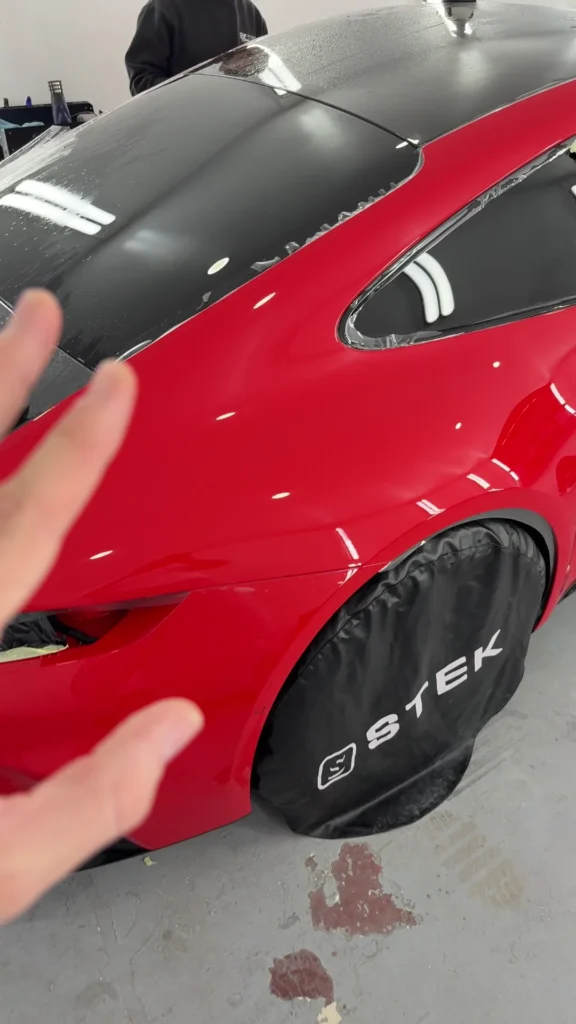 Cursos de Paint Protection Film 15 Instalación de PPF STEK en el lateral de un Porsche 911 Carrera GTS, con fundas STEK en las ruedas