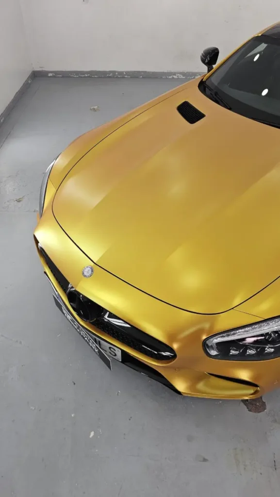 Después: el mismo Mercedes-AMG GT vinilado en Yellow Satin Energetic