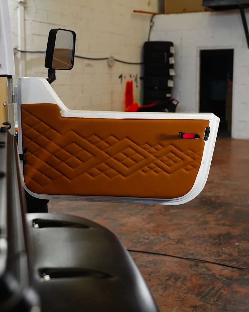 Jeep Wrangler YJ: restauración completa y tapizado a medida 21 Panel de puerta fabricado y tapizado a medida en coñac para el Jeep Wrangler YJ