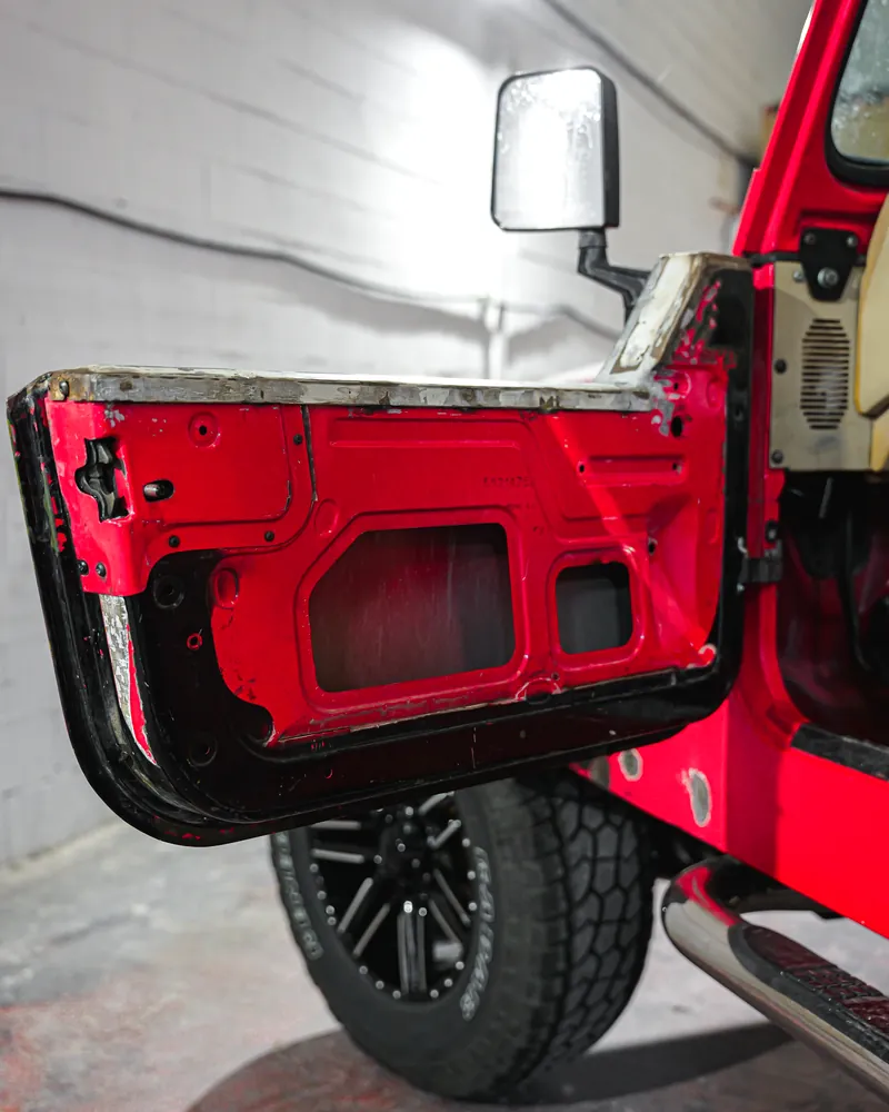 Jeep Wrangler YJ: restauración completa y tapizado a medida 20 Interior de la puerta del Jeep Wrangler en chapa roja, sin panel, antes de la restauración