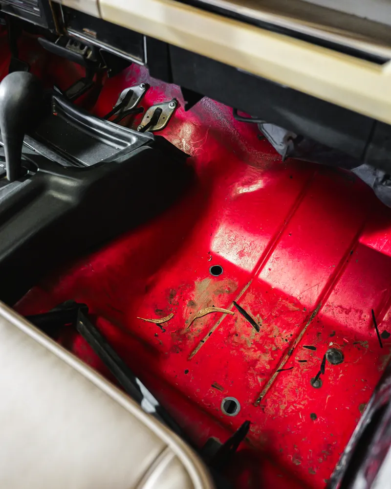 Jeep Wrangler YJ: restauración completa y tapizado a medida 24 Suelo del Jeep Wrangler antes de la restauración, con la pintura roja desgastada y óxido