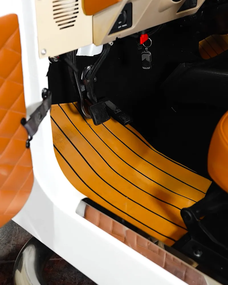 Jeep Wrangler YJ: restauración completa y tapizado a medida 25 Suelo con acabado de madera instalado en el Jeep Wrangler YJ