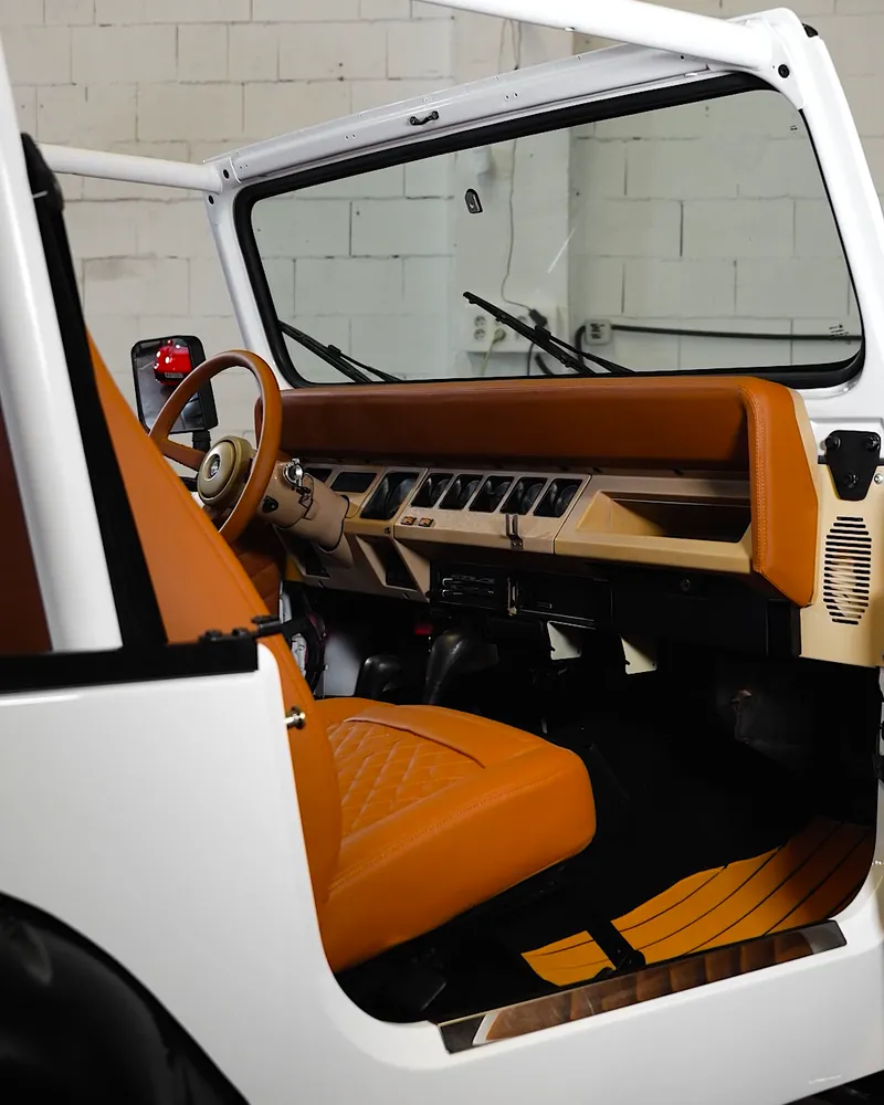 Jeep Wrangler YJ: restauración completa y tapizado a medida 23 Volante tapizado en coñac y salpicadero restaurado del Jeep Wrangler YJ