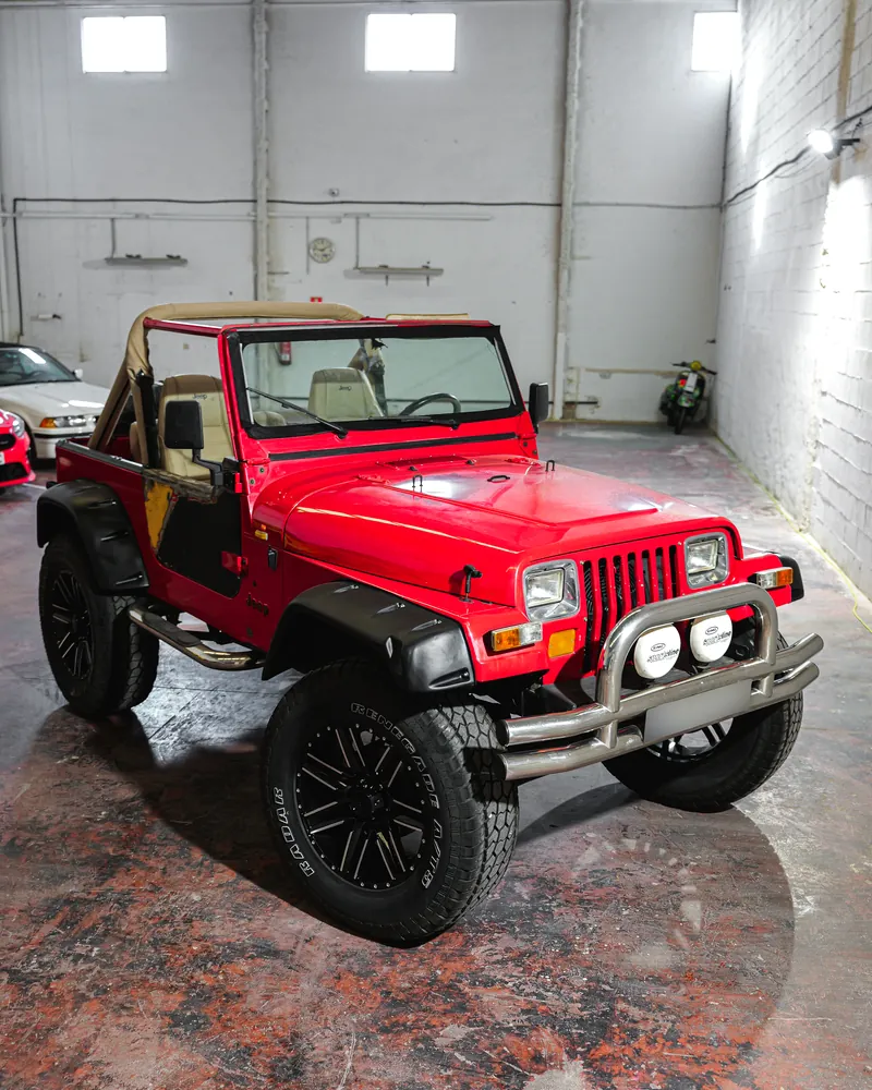 Jeep Wrangler YJ: restauración completa y tapizado a medida 5 Jeep Wrangler YJ rojo con vinilos amarillos y negros antes de la restauración