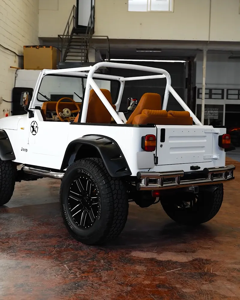 Jeep Wrangler YJ: restauración completa y tapizado a medida 4 Trasera del Jeep Wrangler YJ blanco después de la restauración, con interior tapizado en coñac