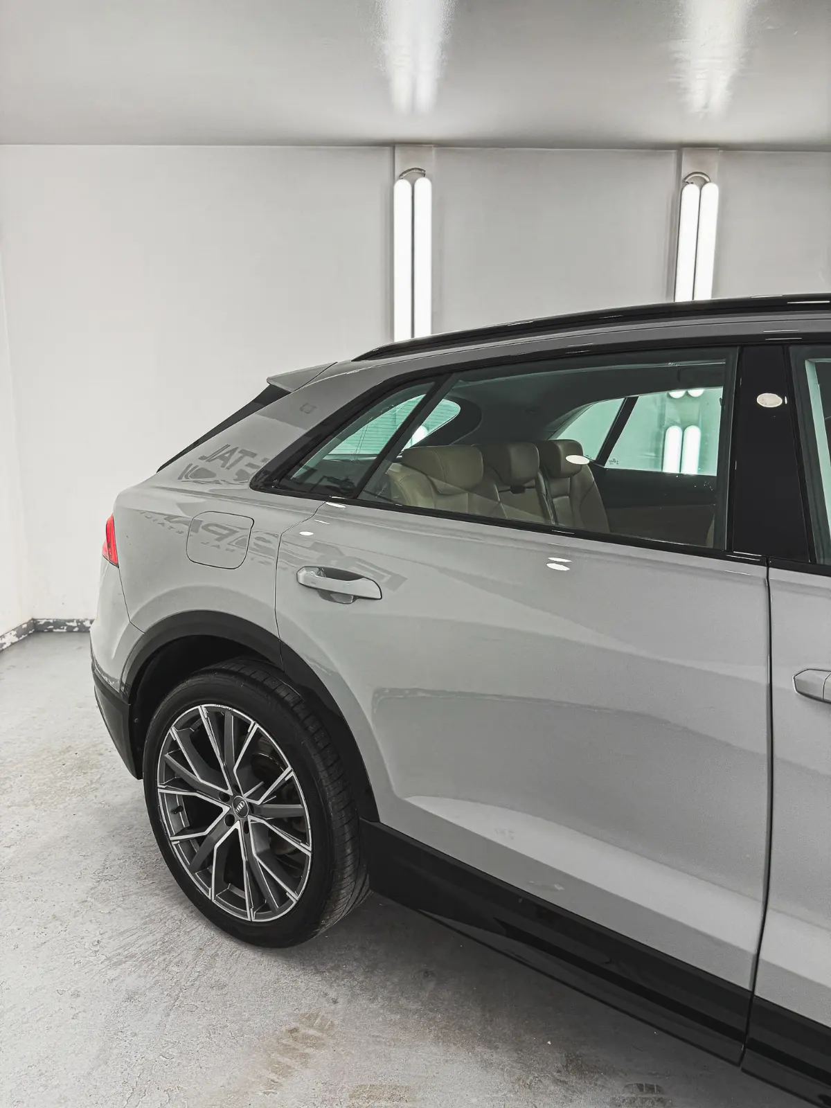 Audi Q8 gris Nardo: cambio de color con pintura en Alicante 11 Lateral del Audi Q8 en gris Nardo terminado en Detail Park