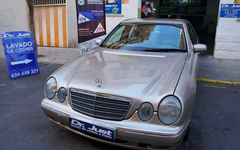 Mercedes E220 W210 en color champán tras la limpieza de tapicería y el encerado
