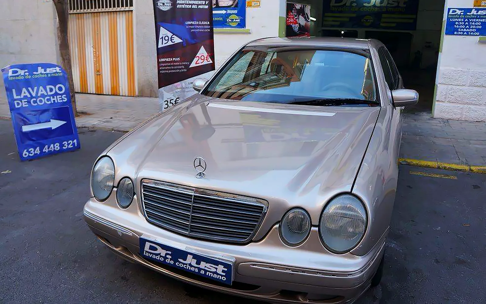 Limpieza de tapicería en un Mercedes E220 con asientos desmontados 1 Mercedes E220 W210 en color champán tras la limpieza de tapicería y el encerado