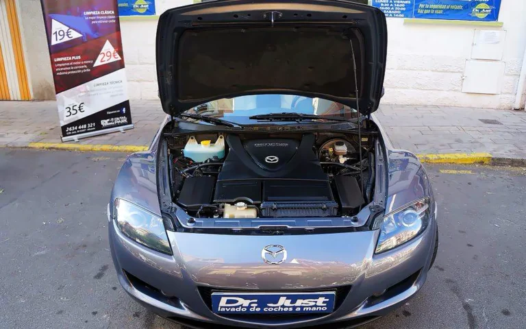 Mazda RX-8 gris con el capó abierto tras la limpieza integral y el detallado del motor