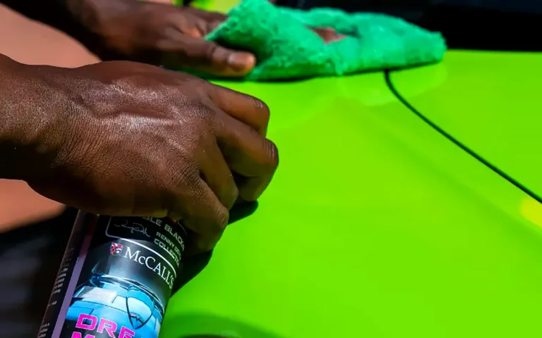 Cómo limpiar el coche por dentro: microfibra y producto específico en las manos de un detailer