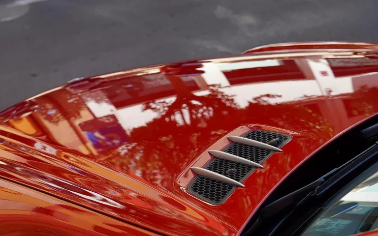 Capó rojo de un Mercedes SLK que muestra para qué sirve la cera de carnauba